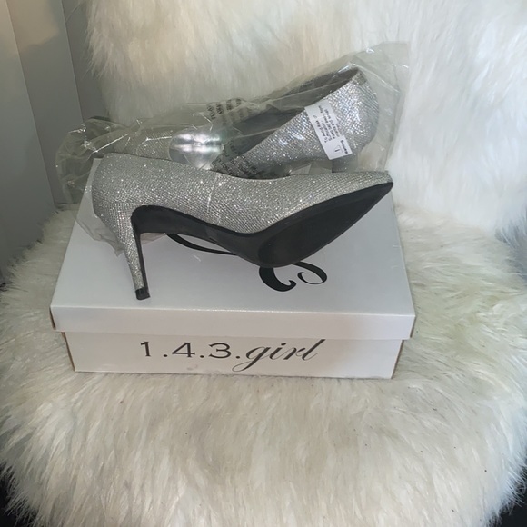 Shoes - Picture 3 of 4